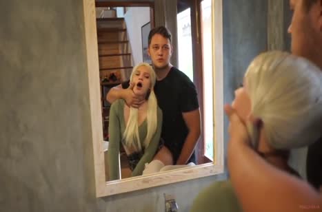 Гламурную милашку трахают большим членом возле зеркала