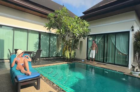 Гламурная хозяйка соблазнилась на тело чистильщика бассейна