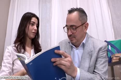 Преподаватель заставил студентку отрабатывать оценки натурой