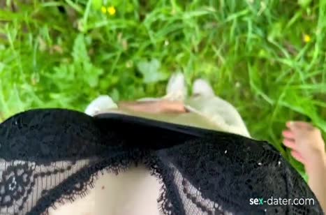 Девушку с классной попкой трахнули на свежем воздухе