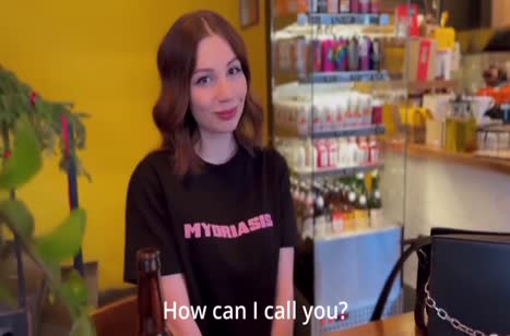 Поц бодренько натягивает татуированную деваху на большой кукан