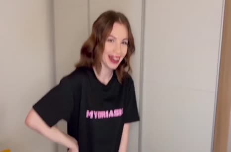 Поц бодренько натягивает татуированную деваху на большой кукан