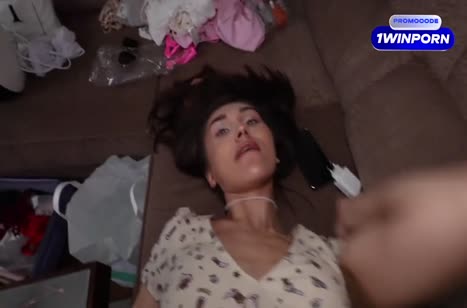 Симпотная брюнетка с большой жопой классно скачет на члене
