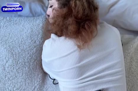Поводил девушке членом по губам и отчпокал