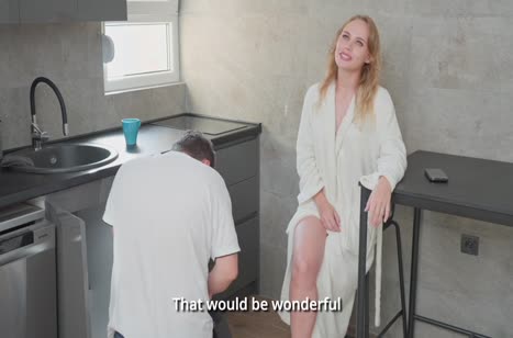 Добрая хозяйка аккуратно клеится к сантехнику