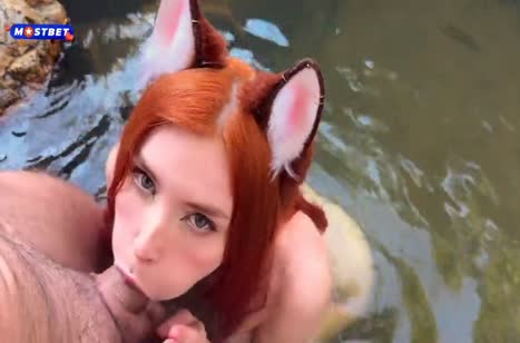 Рыжая чика делает минет не вылезая из воды