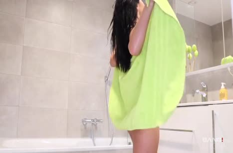 Брюнетка в красивом платье насытилась двумя пенисами