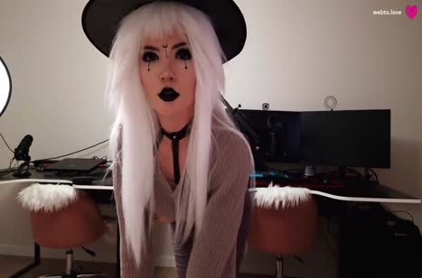 Подруга красуется в развратном хэллоуин наряде