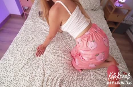 Сводная сестра эротично крутит задницей в пижаме