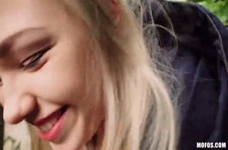 Русская блондинка согласилась встать раком за деньги