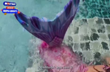 Похотливая бабенка прямо в бассейне сняла бикини