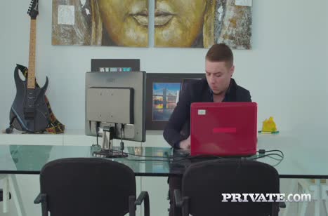 Красивая милашка в чулках круто трахается в попку