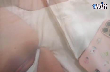 Брюнетка раздвинула ноги и ждет оргии