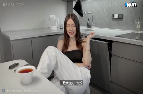 Горячая русская брюнетка не против позажигать на кухне